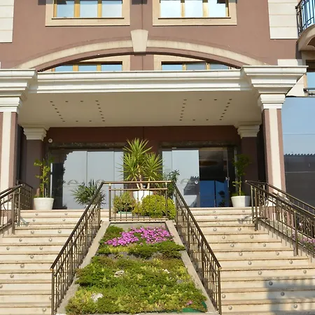 Golden Rainbow ساني بيتش